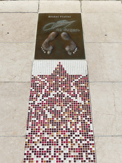 更因为他们 更因为他们